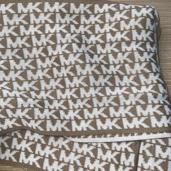 Michael Kors MK Scarf 100% Acrylic infinity scarf MK White and beige - Picture 8 of 10